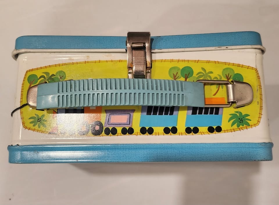 Vintage 1970's Walt Disney World 50th Anniversary Metal Lunchbox - photo 3