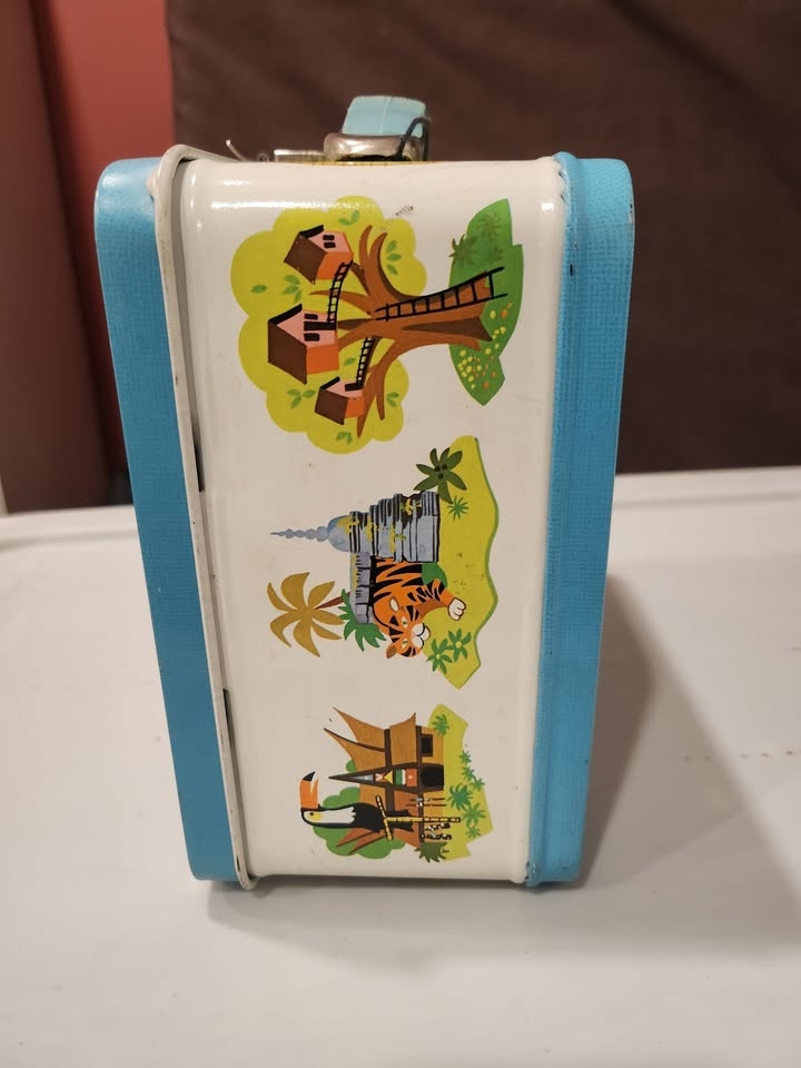 Vintage 1970's Walt Disney World 50th Anniversary Metal Lunchbox - photo 4
