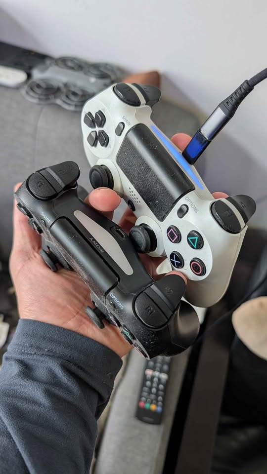 PS4, 500GB, 2 Controllers & Games - photo 2