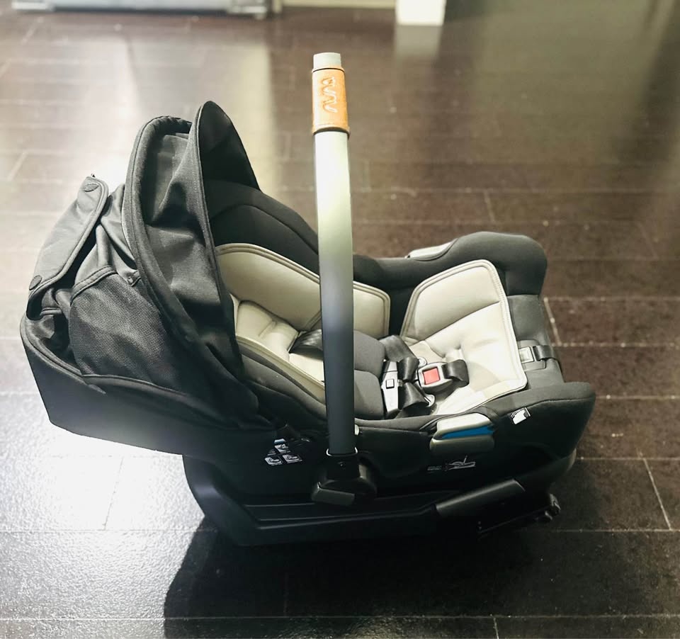 Nuna infant car seat with base - photo 2