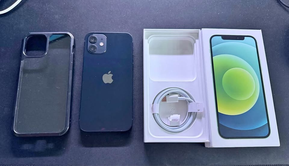 iPhone 12 64GB (Unlocked)