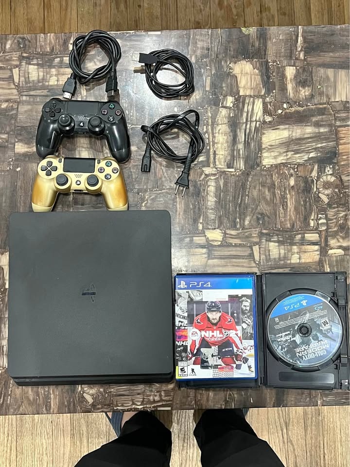 Playstation 4 (1TB) Disc Edition. 2 Controllers +2 games