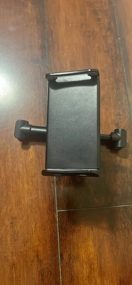 Black phone mount