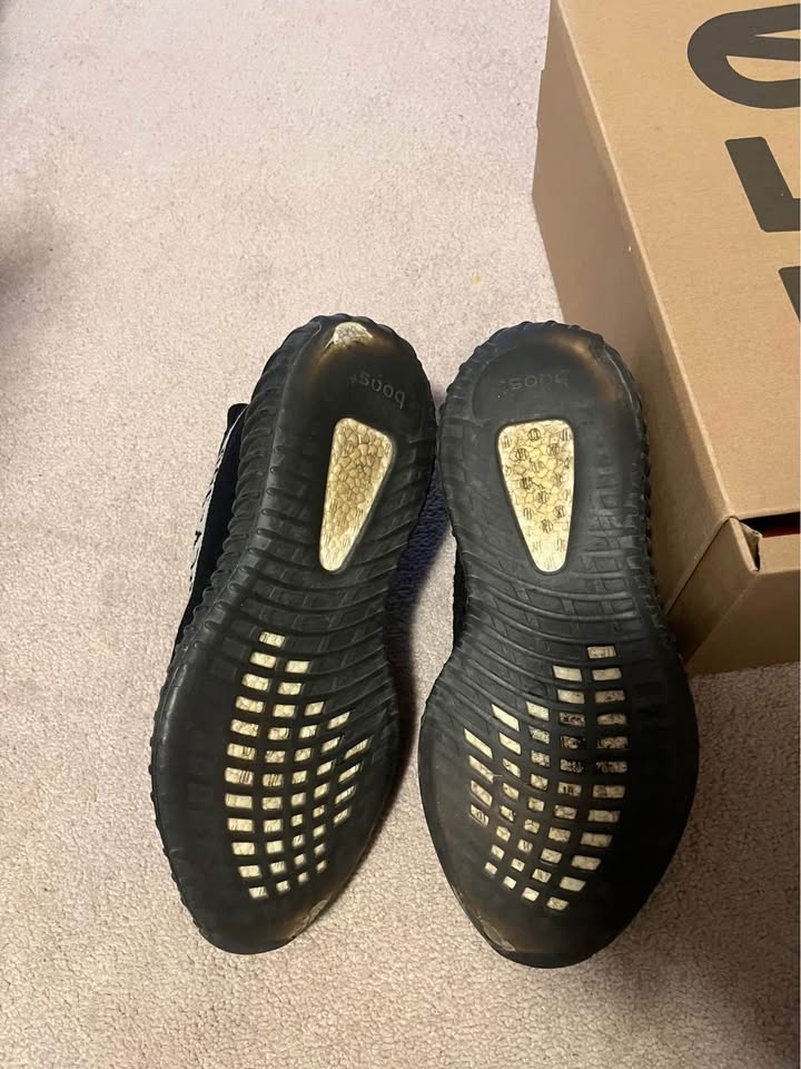 YEEZY 350 V2 “Oreo” - Size 8 - photo 2