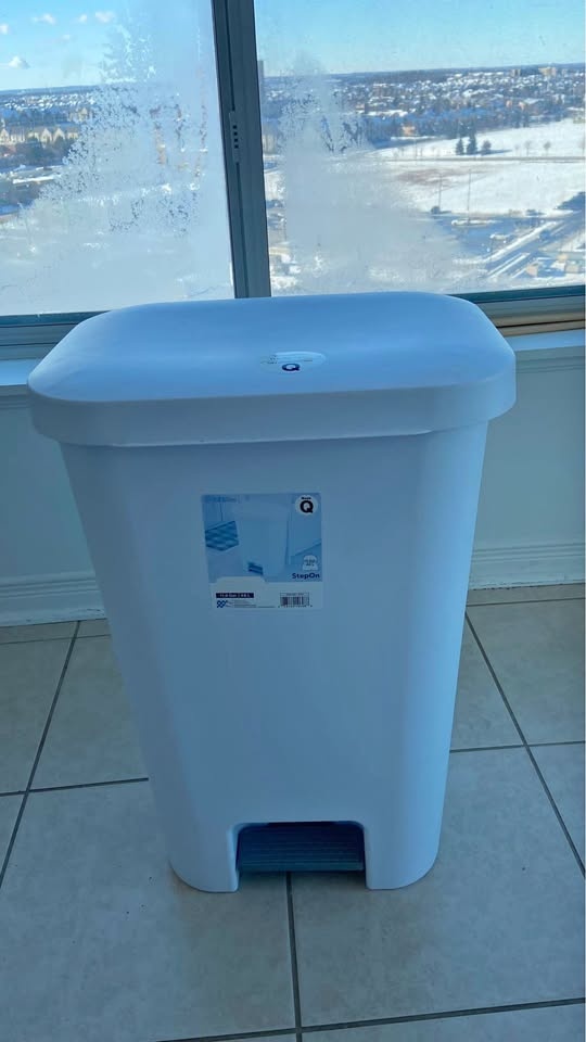 White Step Trash Bin – 12 Gallon (45L) – Great Condition