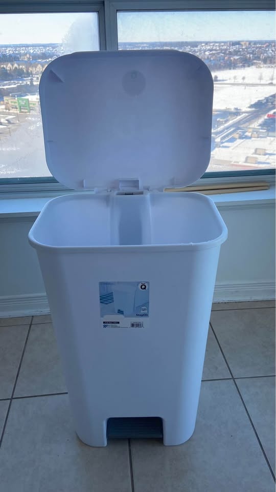 White Step Trash Bin – 12 Gallon (45L) – Great Condition - photo 2