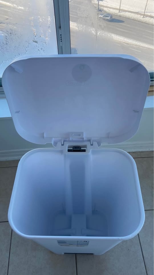 White Step Trash Bin – 12 Gallon (45L) – Great Condition - photo 3