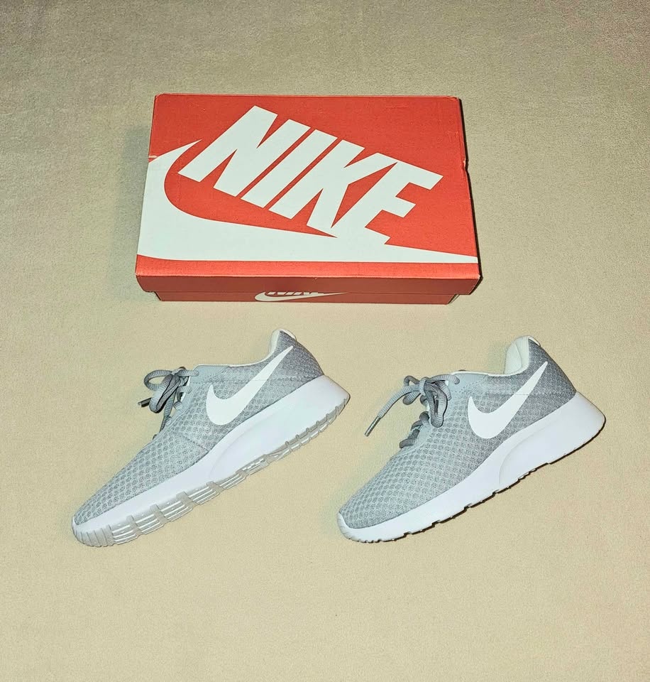 BRAND NEW Nike Tanjun Size 5.5 $20 - photo 2