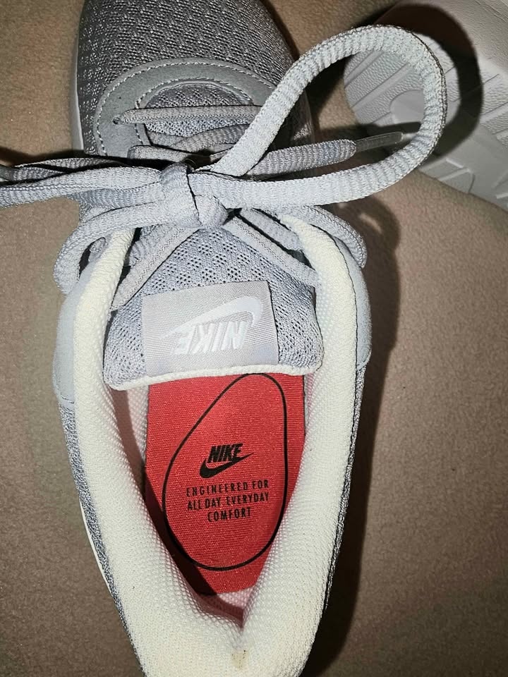 BRAND NEW Nike Tanjun Size 5.5 $20 - photo 3