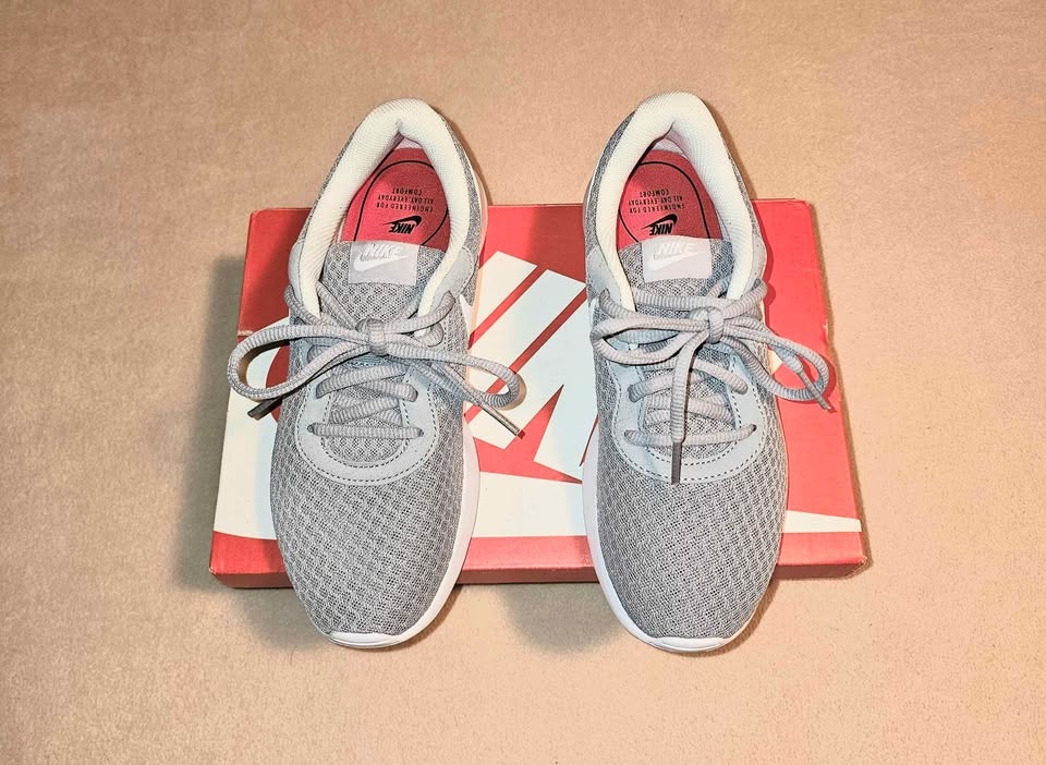 BRAND NEW Nike Tanjun Size 5.5 $20 - photo 4