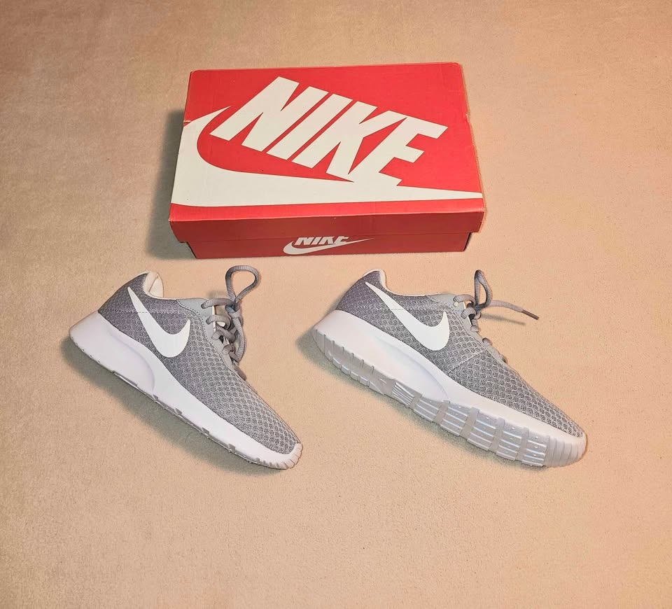 BRAND NEW Nike Tanjun Size 5.5 $20 - photo 5