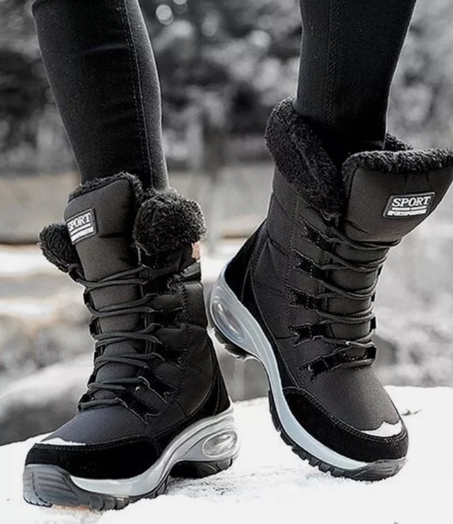 Women’s Lace Up Snow Boots! Size 7