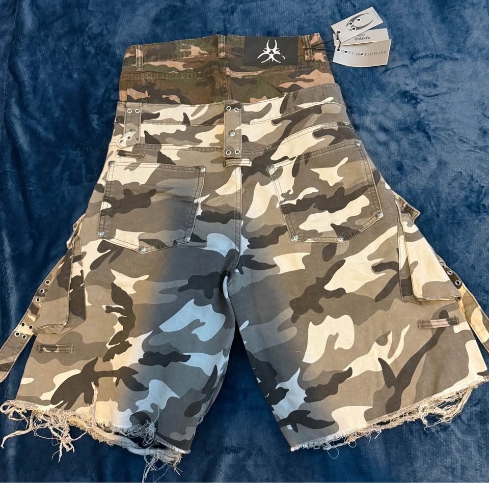 Double camo jorts (original tags) - photo 4