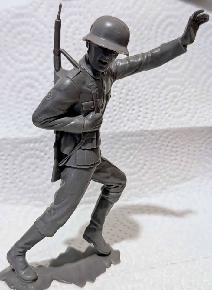 Vintage Louis Marx WWII German and Japanese soldier - photo 2