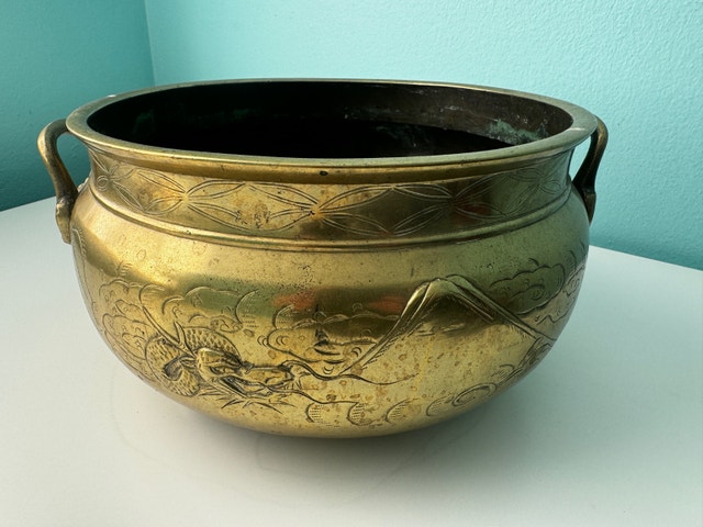 ANTIQUE BRASS POT WITH DRAGONS DESIGN