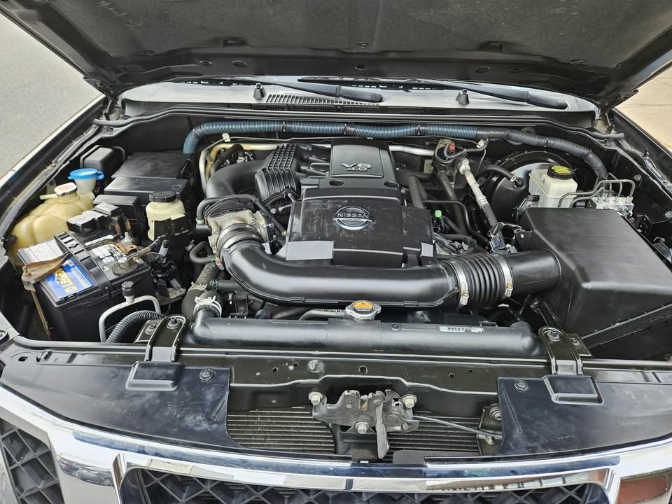 2012 Nissan Pathfinder · SV Sport Utility 4D - photo 2