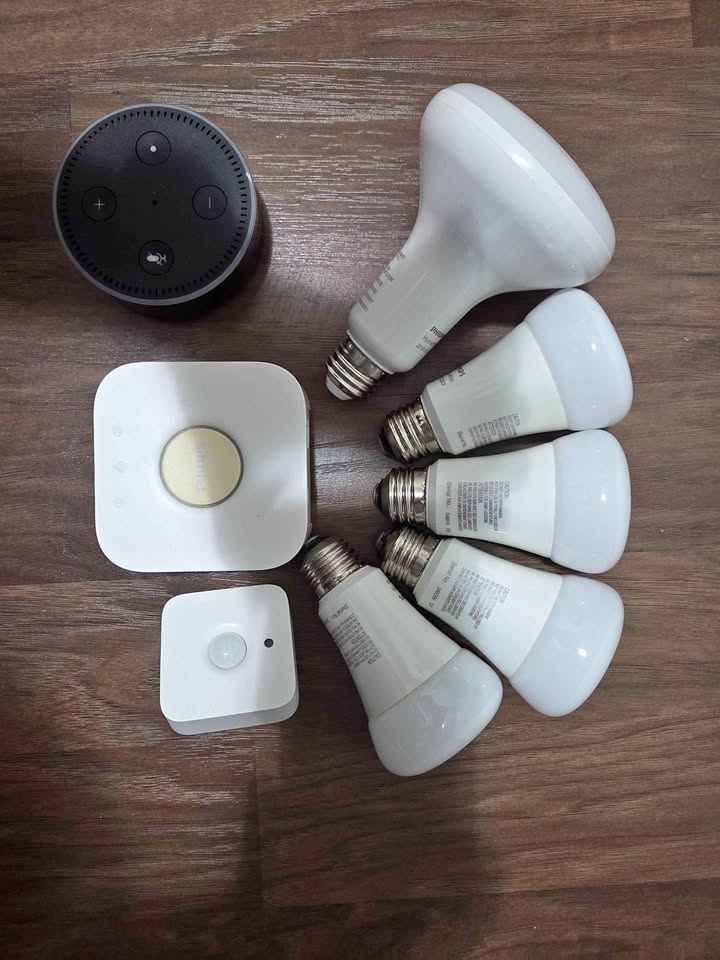 Phillips Hue smart light set. Multicolor bulbs. Alexa. Motion se