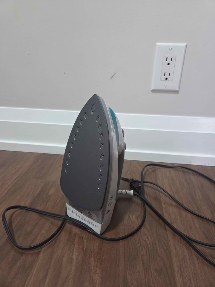 MOVING SALE. Black & Decker iron - photo 2