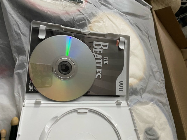 Wii The Beatles Rock Band Bundle CIB like new! - photo 3