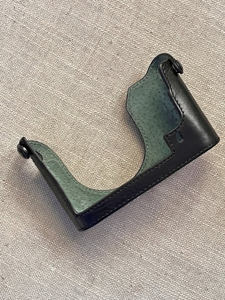 Leica Q half case by Lim’s Design