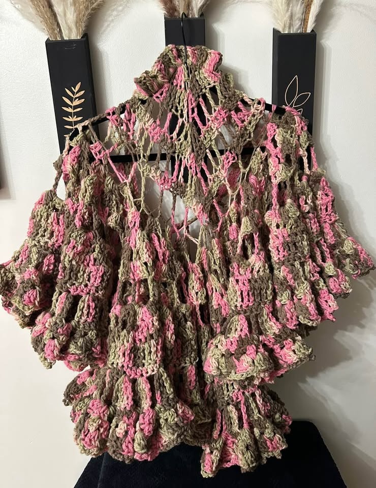 Crochet Cape in Soft Pink and Olive Green - photo 2