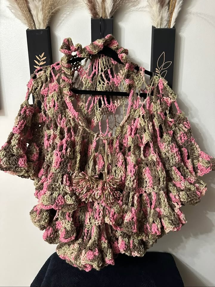 Crochet Cape in Soft Pink and Olive Green - photo 3