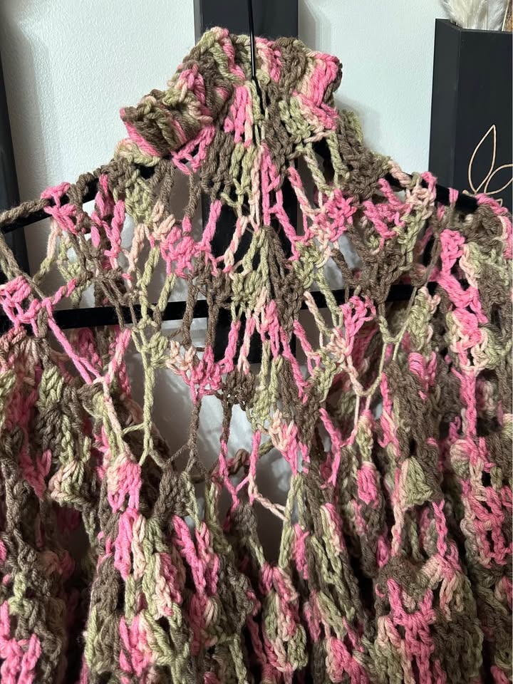 Crochet Cape in Soft Pink and Olive Green - photo 4
