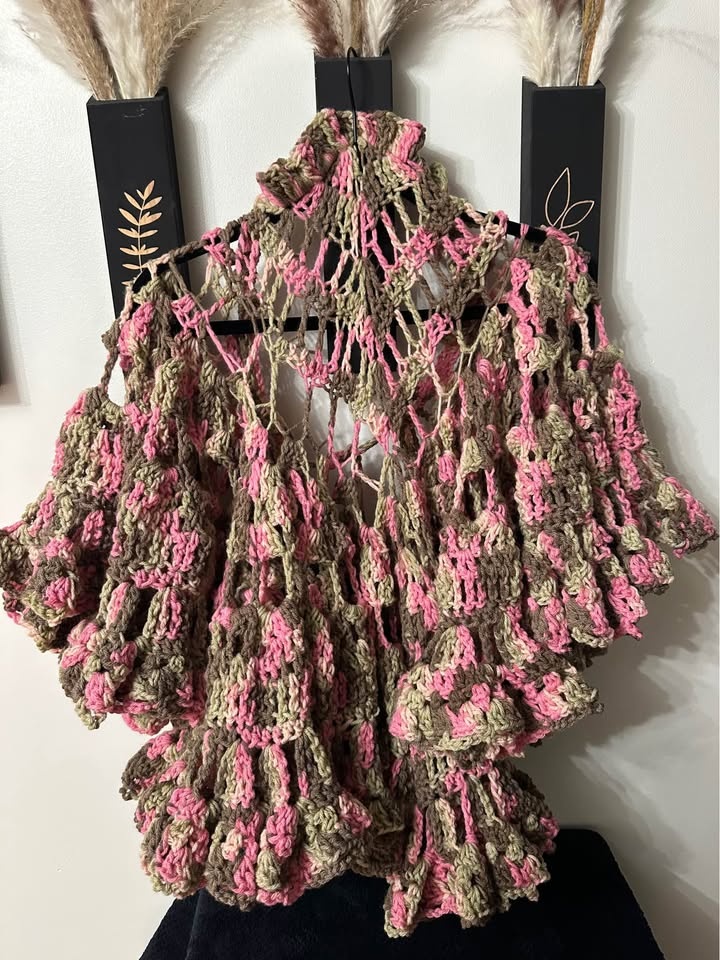 Crochet Cape in Soft Pink and Olive Green - photo 5