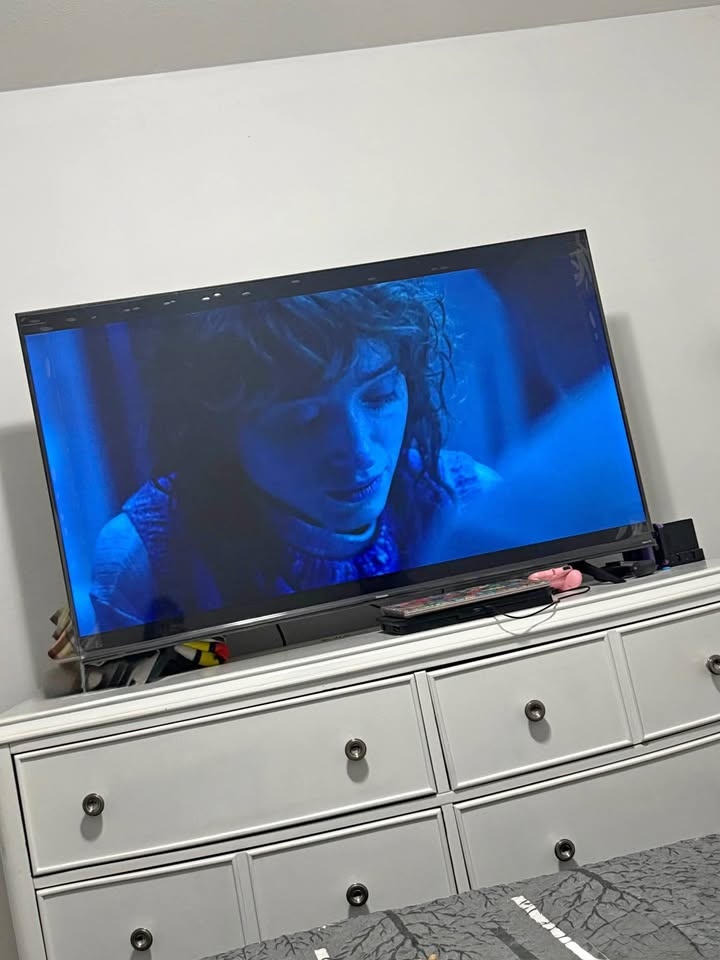 Hisense 58” Smart TV – Like New, Still Has Protective Plastics
