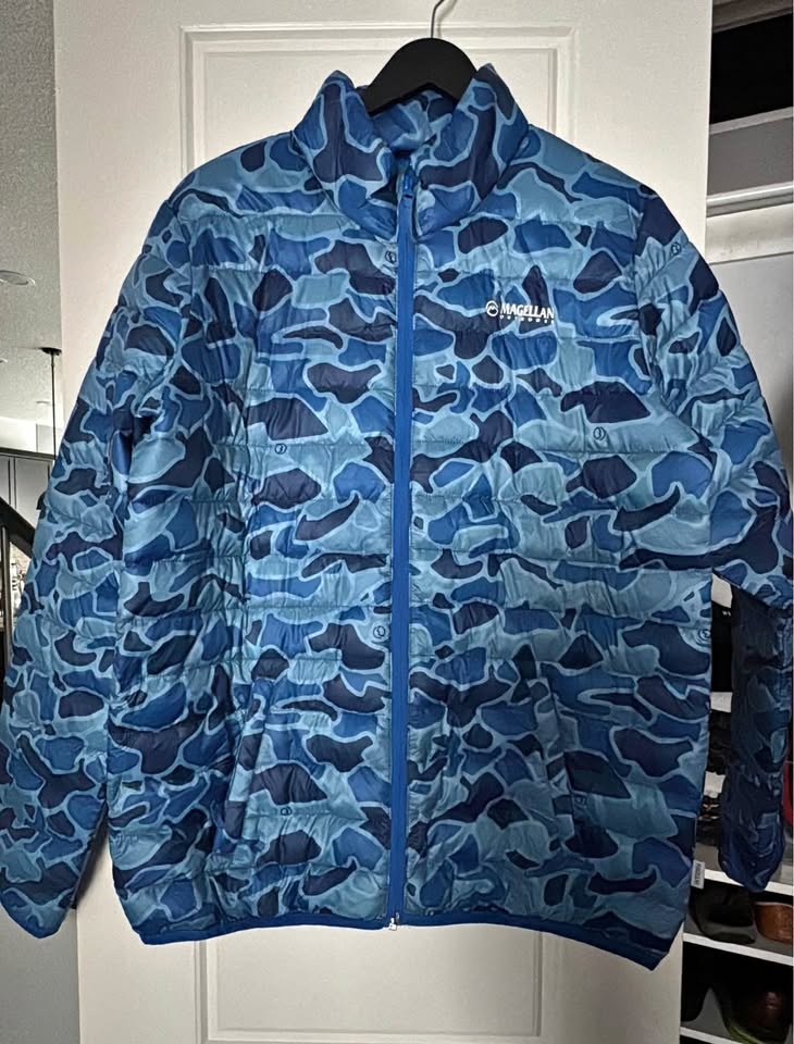 Magellan Outdoors blue camouflage puffer jacket. Size XL