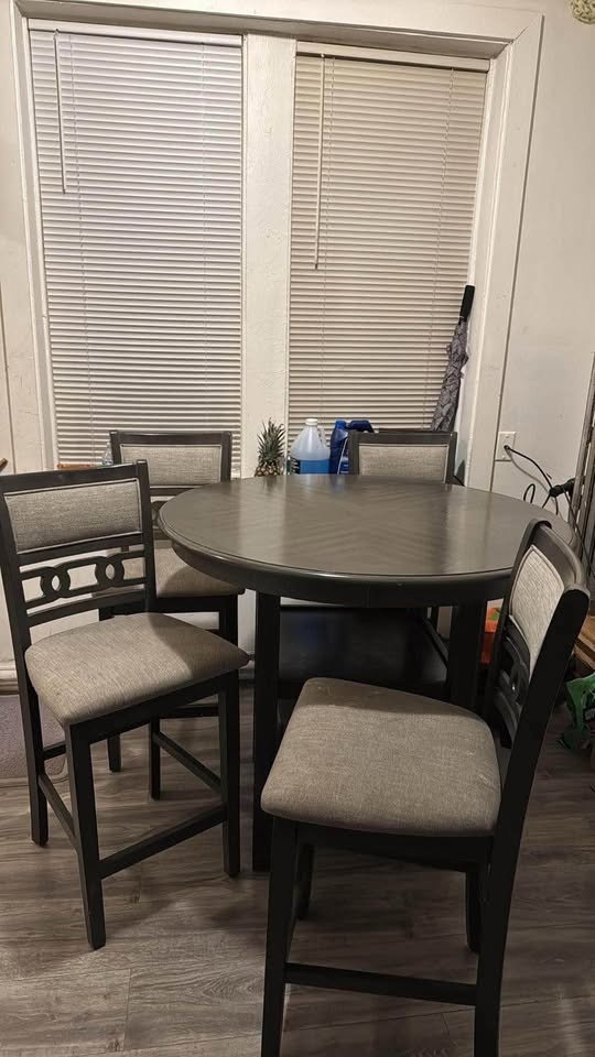 Dining table (needs to sell ASAP) - photo 2