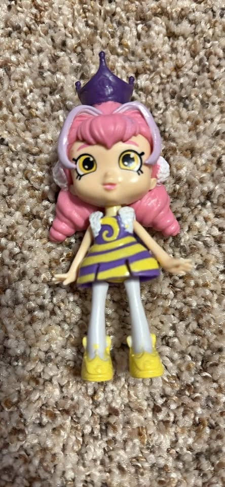 Shopkins Royal Trends Queen Beehave Lil' Shoppie doll.