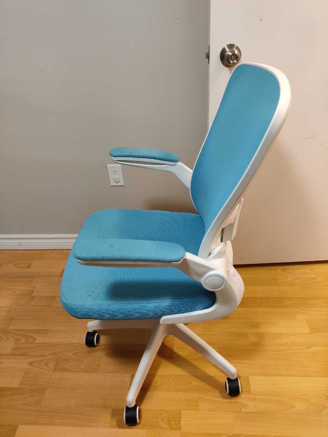 Ergonomic Office Chair - Turquoise + Ikea Side Table - photo 2