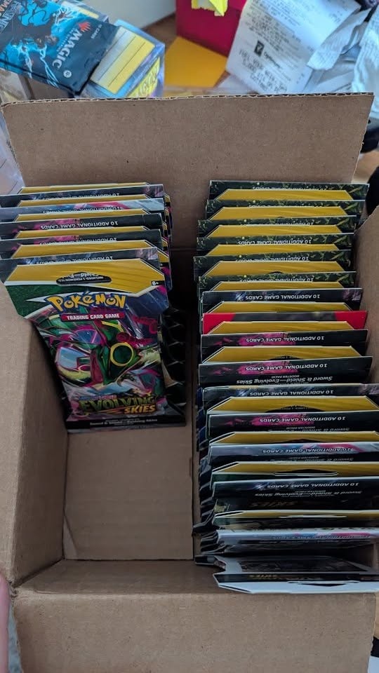 41 x Pokemon Evolving Skies Sleeved Booster Packs - photo 3
