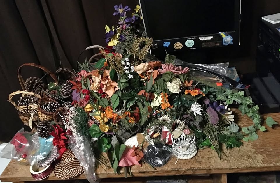 VINTAGE LARGE LOT FAKE ARTIFICIAL FLOWERS BASKETS FLORAL CRAFTS