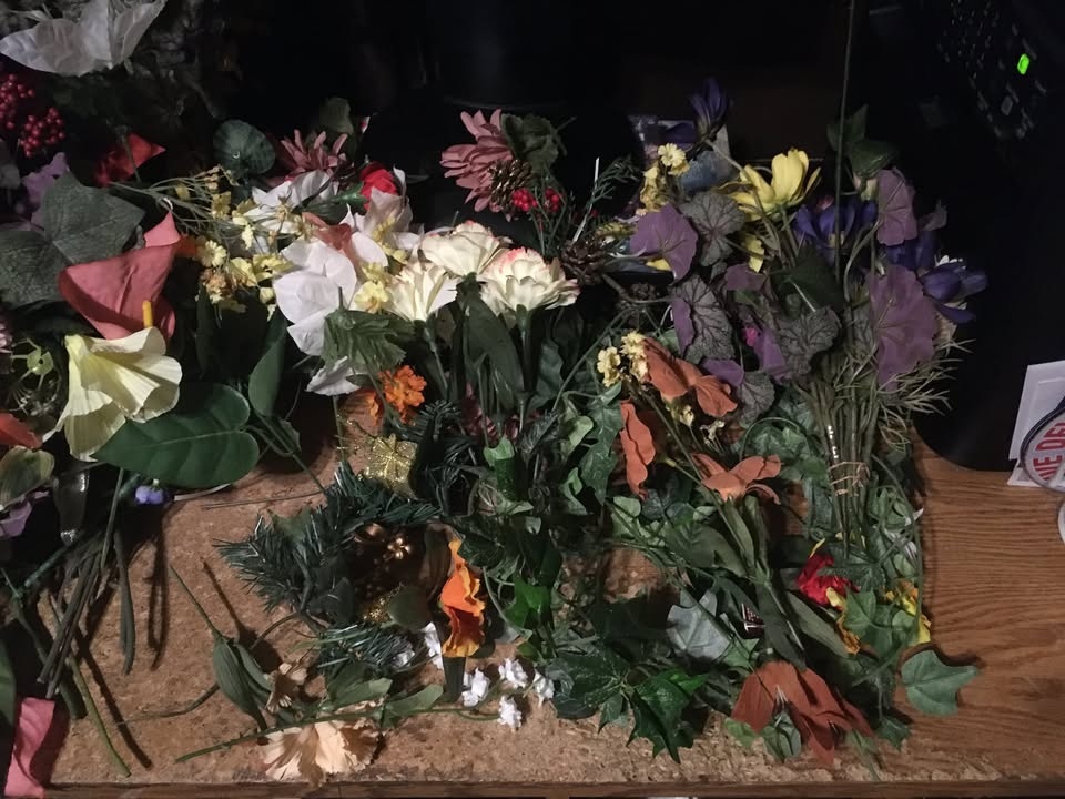 VINTAGE LARGE LOT FAKE ARTIFICIAL FLOWERS BASKETS FLORAL CRAFTS - photo 2