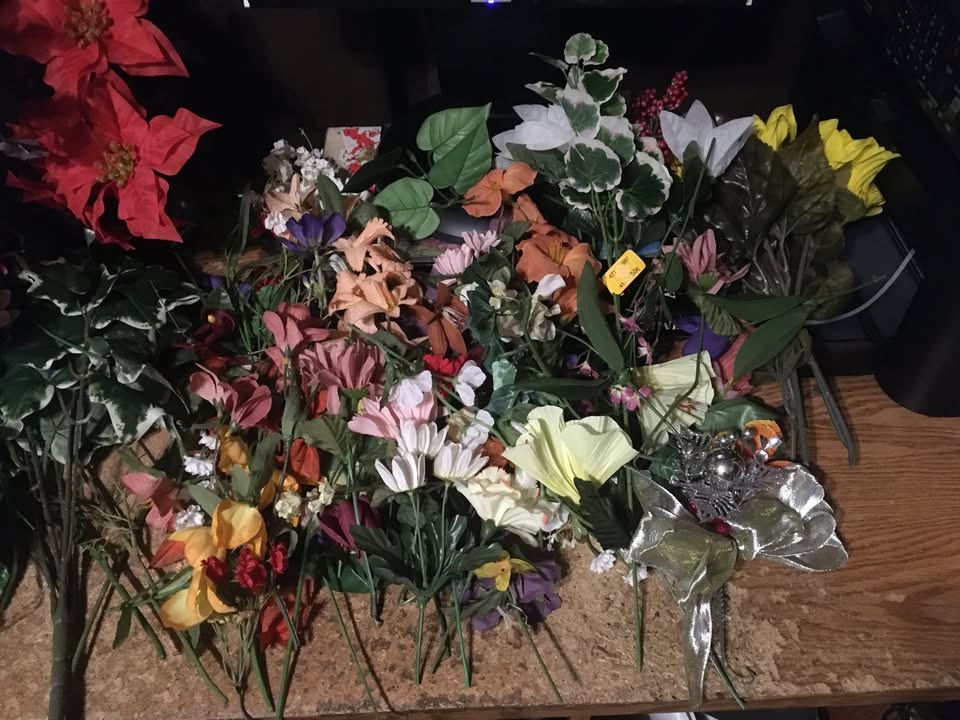 VINTAGE LARGE LOT FAKE ARTIFICIAL FLOWERS BASKETS FLORAL CRAFTS - photo 3