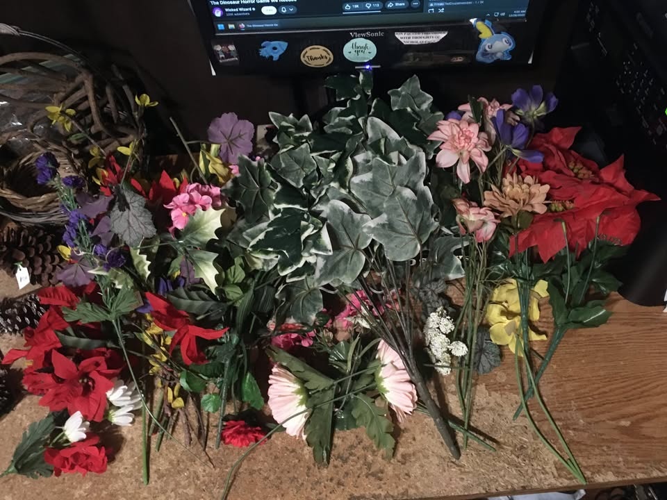 VINTAGE LARGE LOT FAKE ARTIFICIAL FLOWERS BASKETS FLORAL CRAFTS - photo 4