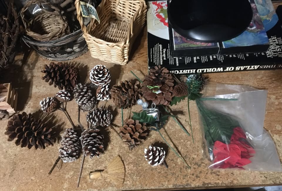 VINTAGE LARGE LOT FAKE ARTIFICIAL FLOWERS BASKETS FLORAL CRAFTS - photo 5