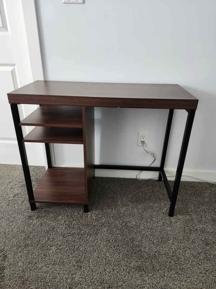 Computer Desk. Pick up in Chappelle Vista SW. - photo 2
