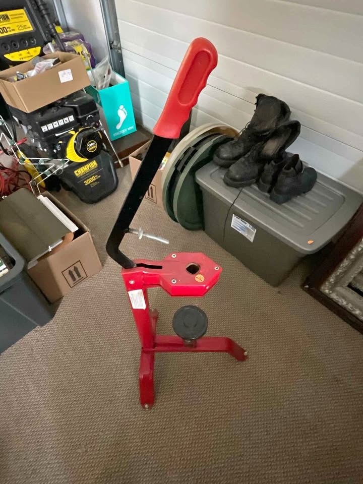 Bottle corking machine