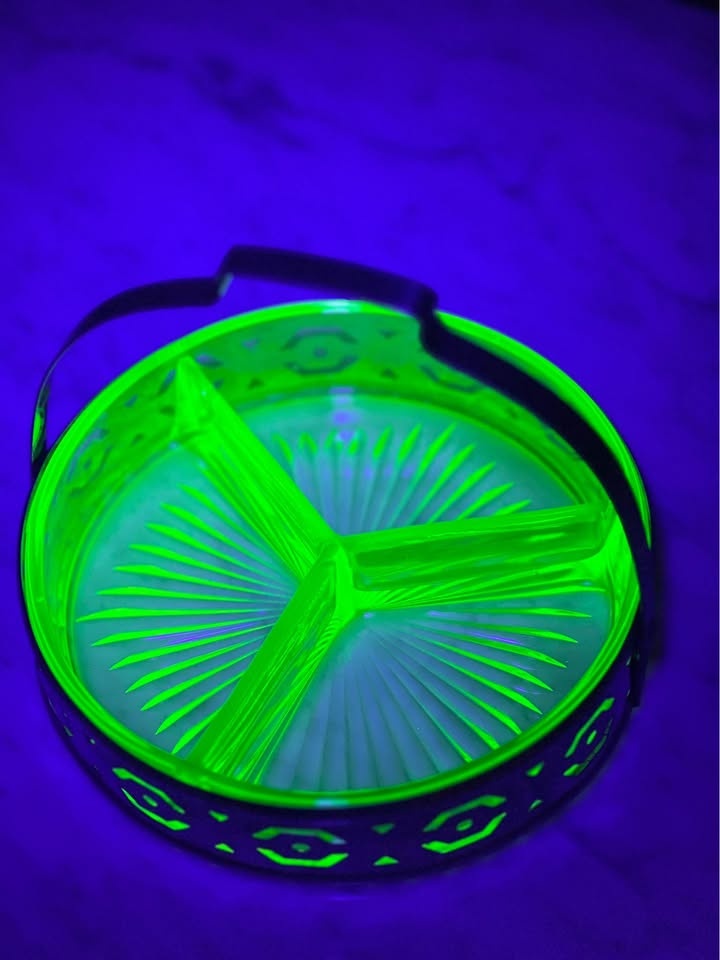 Vintage uranium glass dish in a metal basket - photo 3