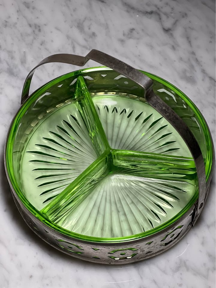 Vintage uranium glass dish in a metal basket - photo 4