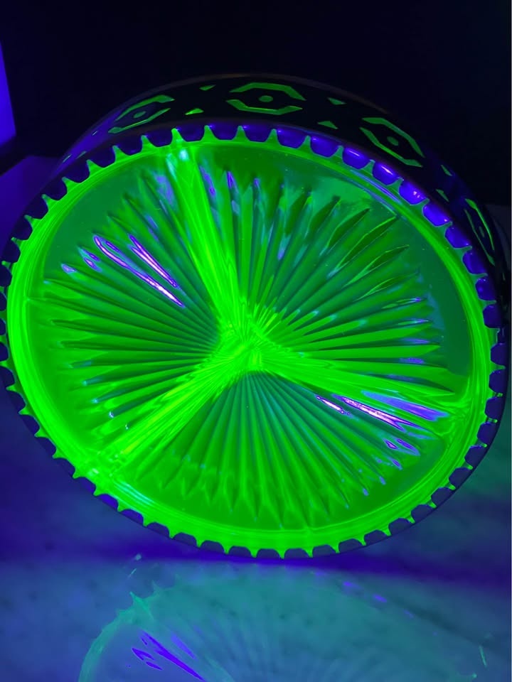 Vintage uranium glass dish in a metal basket - photo 5