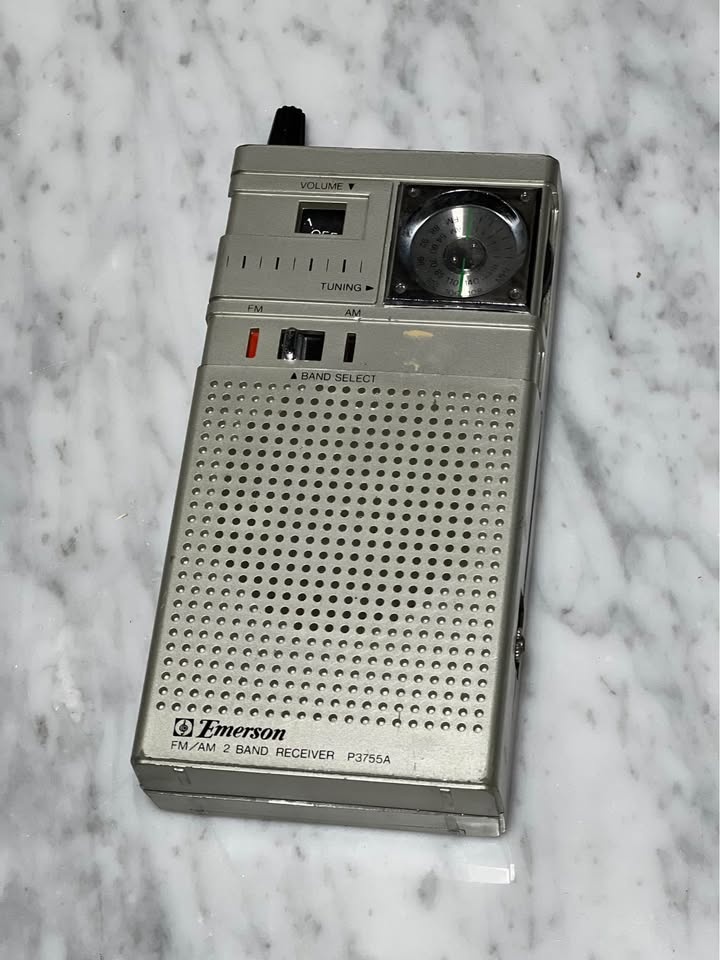 Emerson Radio P3755A Vintage Collectible - photo 3