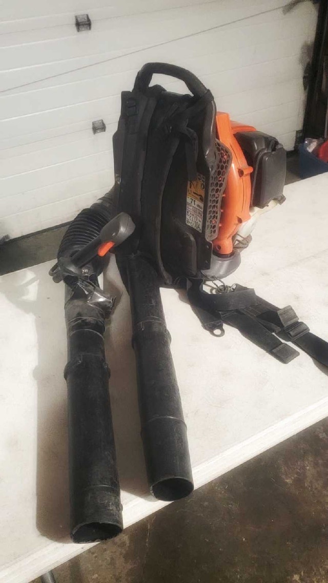 MOVING SALE - Husqvarna 350BT Gas Backpack Blower - photo 2