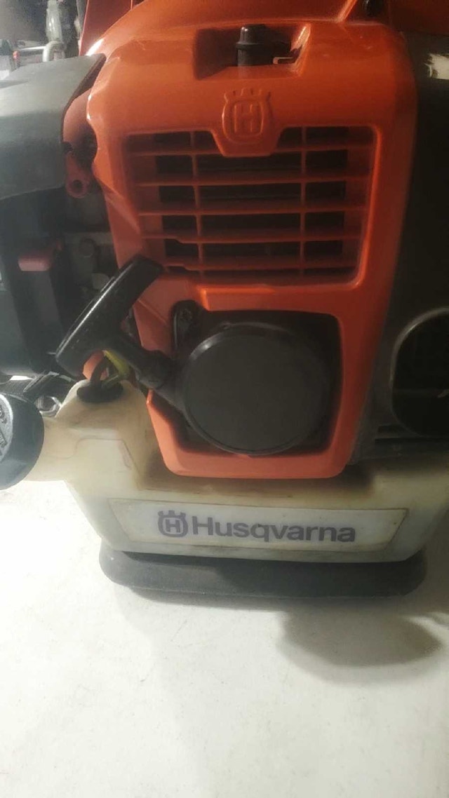 MOVING SALE - Husqvarna 350BT Gas Backpack Blower - photo 3