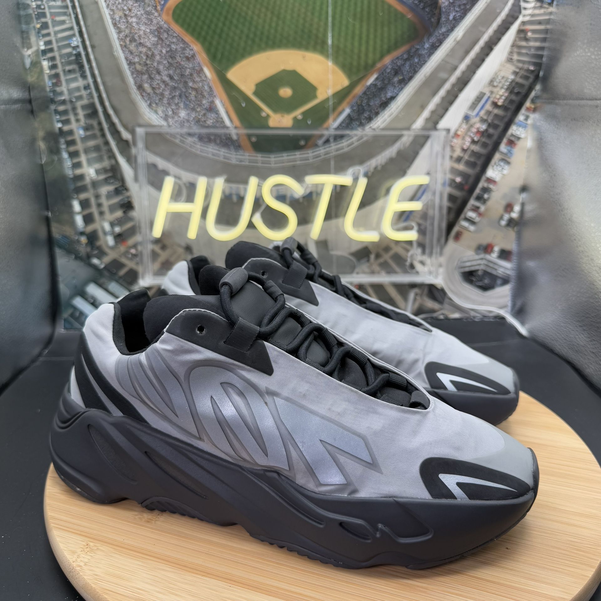 Yeezy Boost 700 MNVN “Metallic” Men’s Sz 7.5 - photo 2