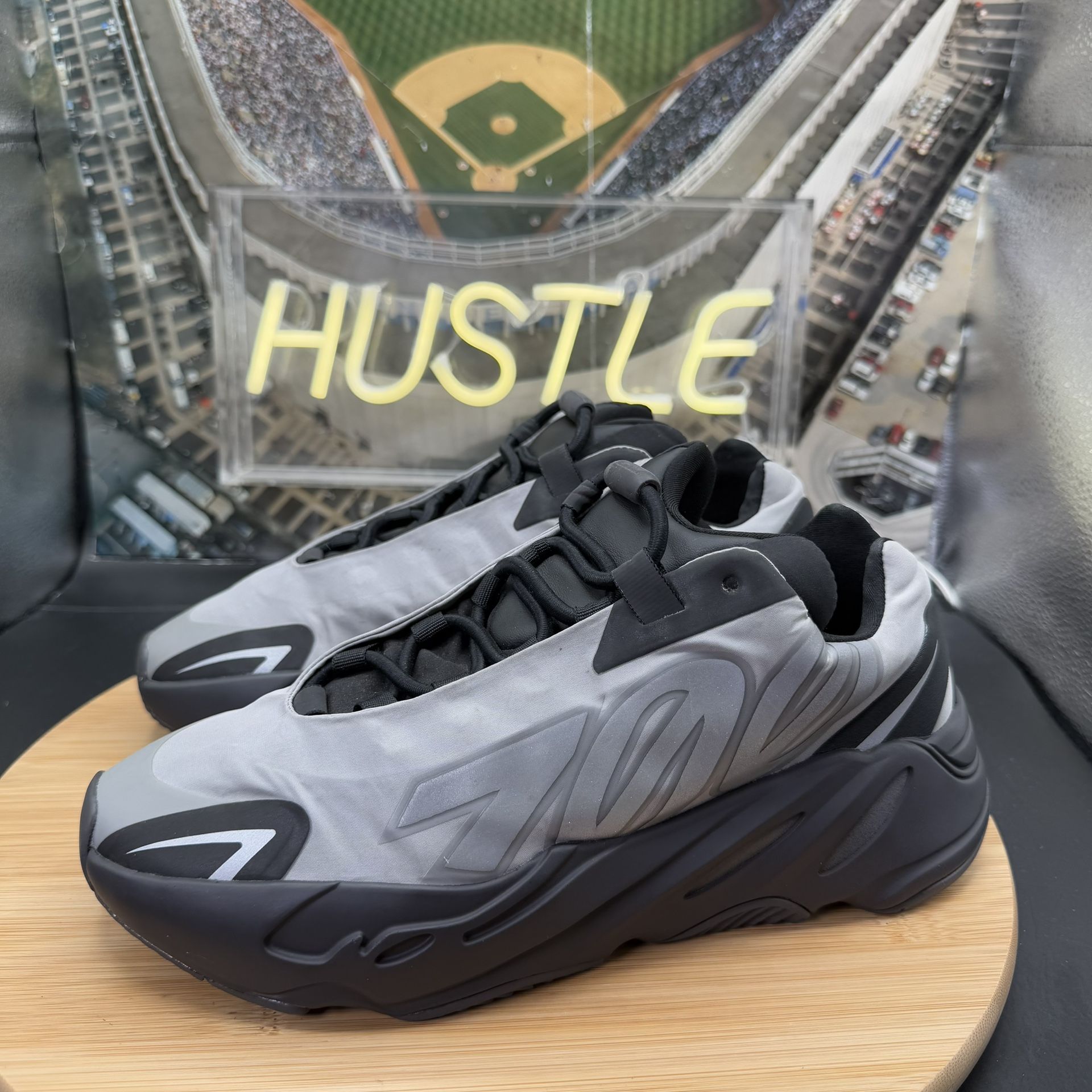 Yeezy Boost 700 MNVN “Metallic” Men’s Sz 7.5 - photo 3