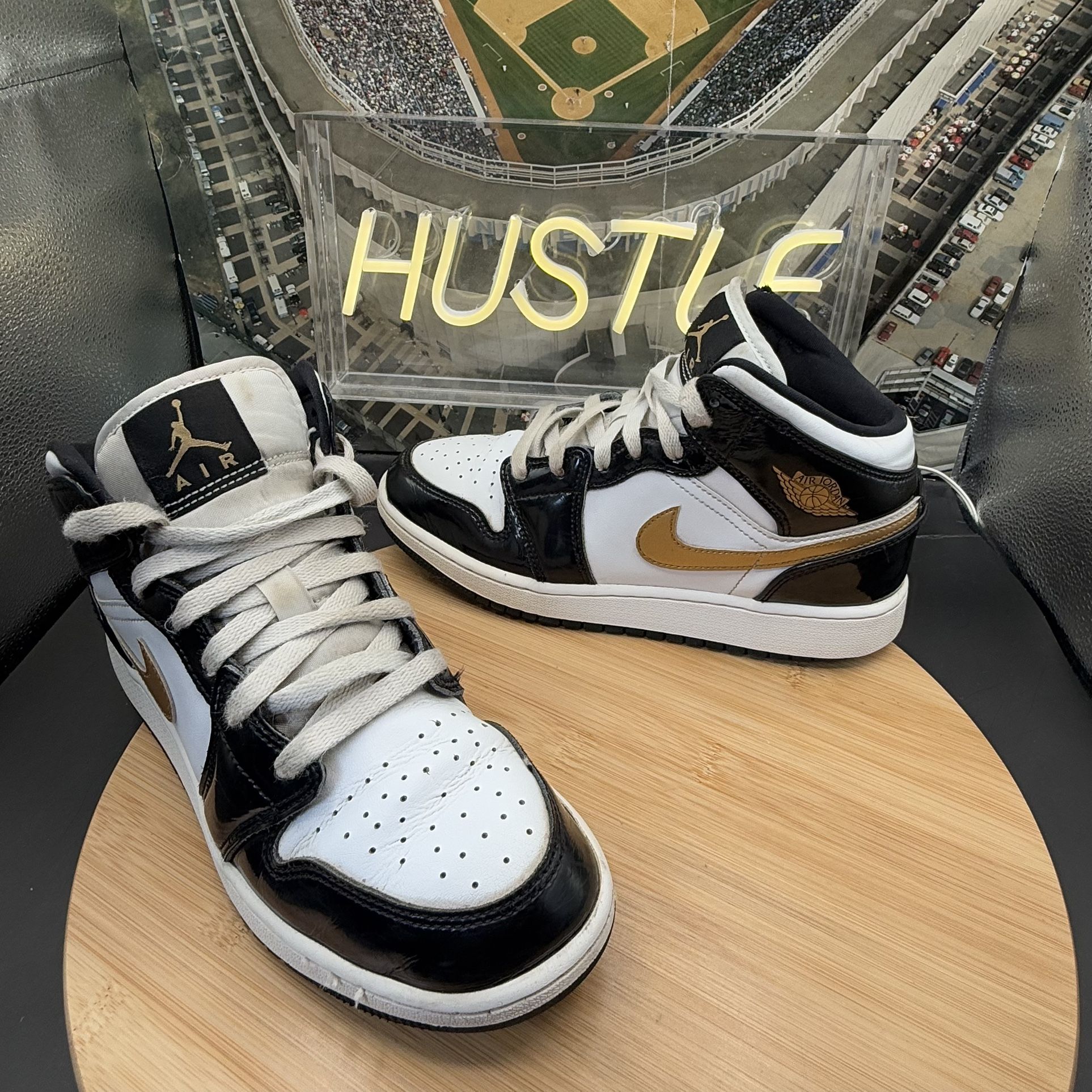 Nike Air Jordan 1 Mid SE (GS) Size 6Y Black White Gold Patent